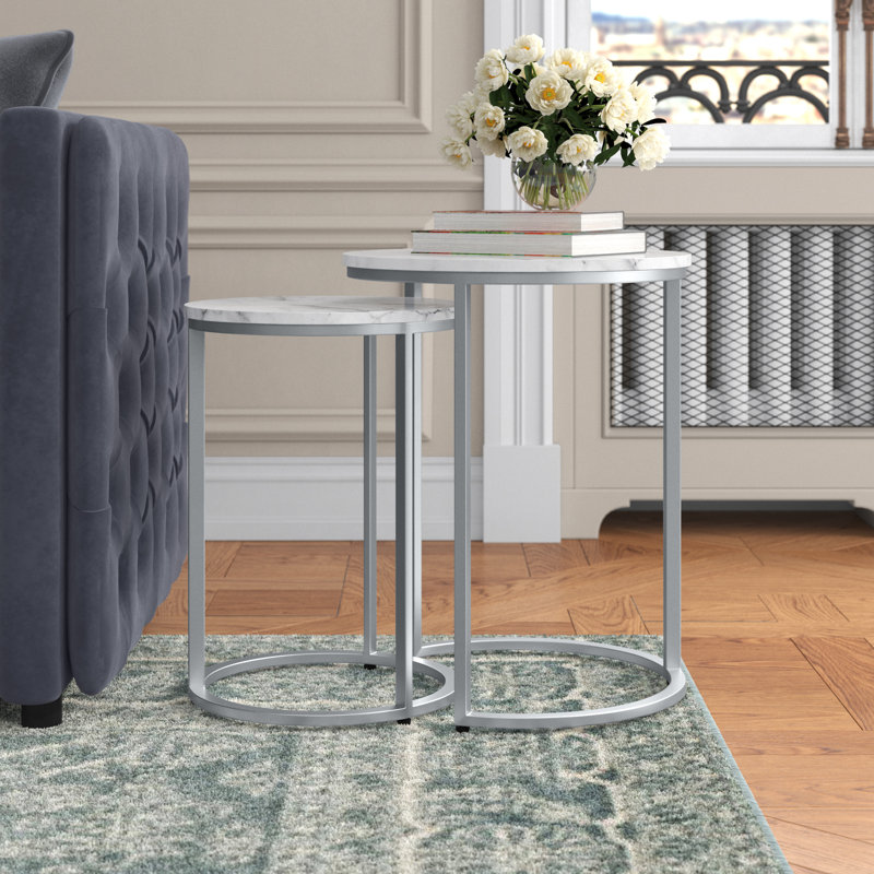 Table de bout ronde en marbre avec base en métal Irene, Argent