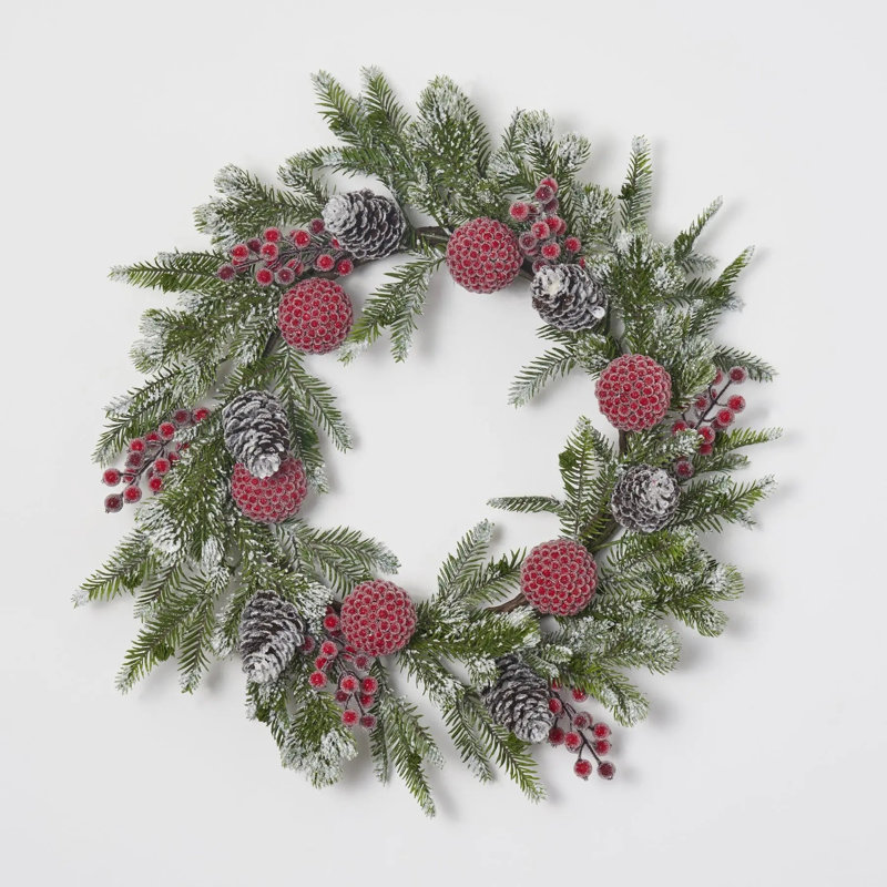 Couronne de manteau de Noël enneigée en pin, boule de baies rouges glacées et pomme de pin