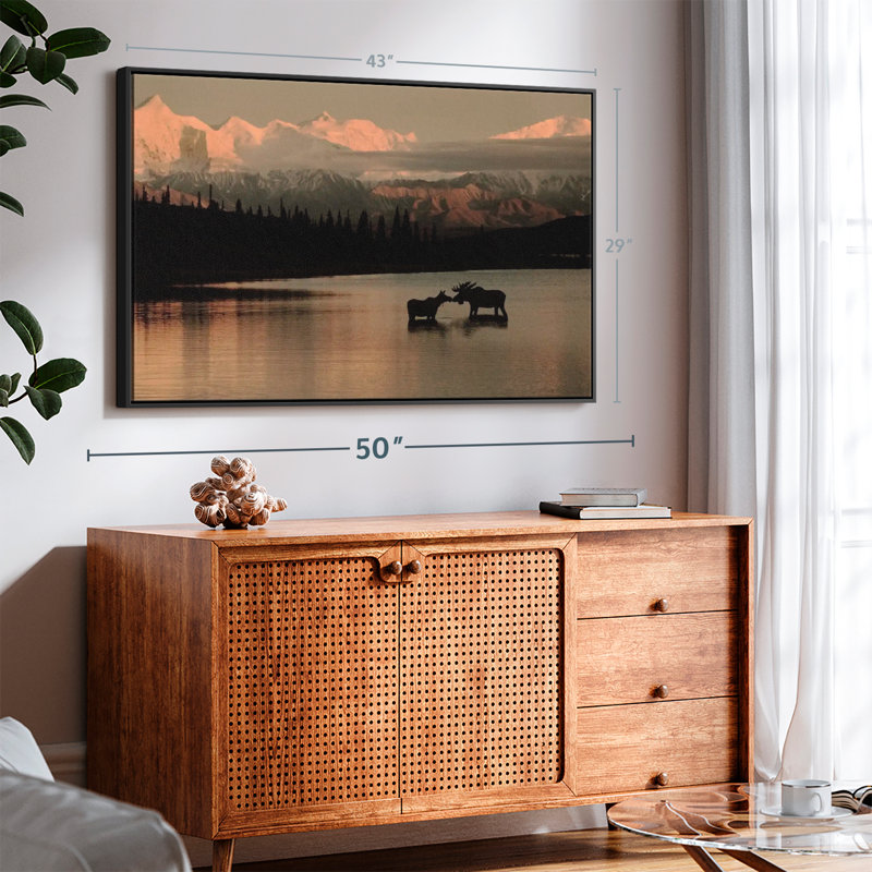«Courting Moose In Wonder Lake», reproduction sur toile, H 29 po x l 43 po