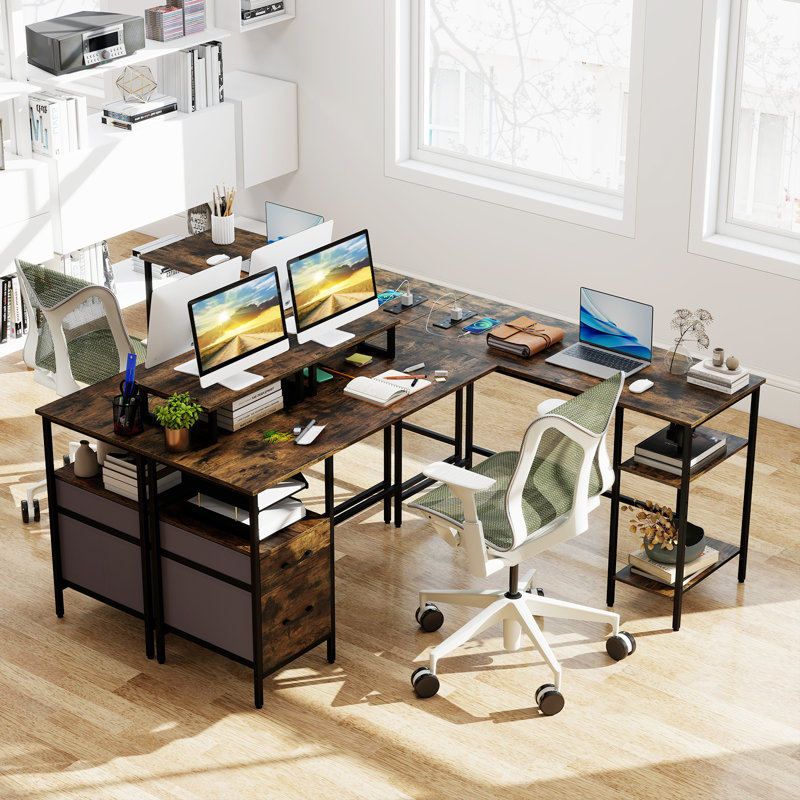 Bureau en L 63 po avec prise de courant avec supports pour écran, 2 tiroirs, tablettes de rangement brun rustique + noir