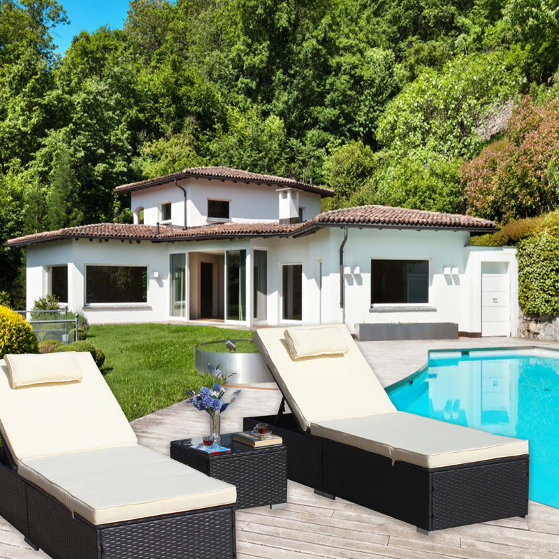 Collection de 3 chaises de patio: chaise longue, canapé rembourré avec coussin, table basse en verre. Dossier et pieds réglables. Pour les loisirs au bord de la piscine. Beige . Assemblage nécessaire au salon: jardin de piscine. Eau.