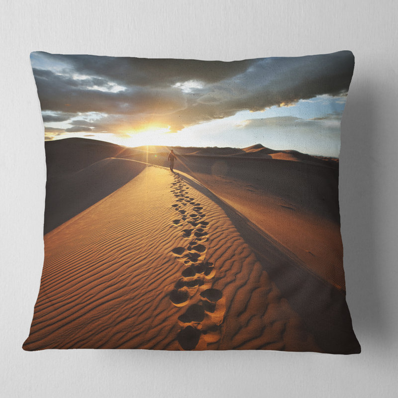 Coussin de randonnée pédestre dans le désert au coucher du soleil, Square 16" x 16"