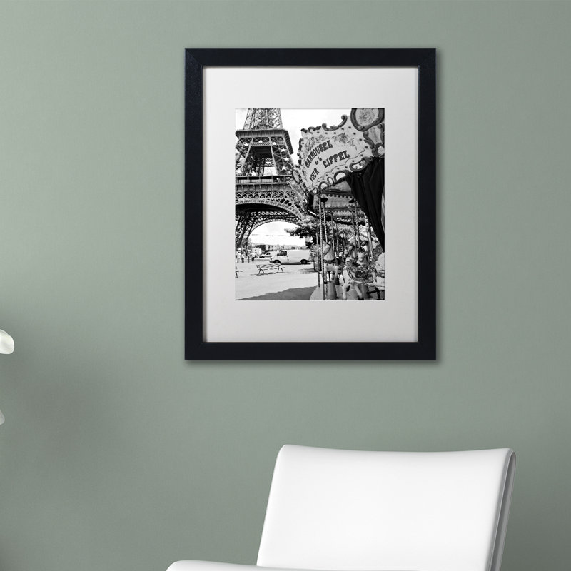 « carrousel tour eiffel » par philippe hugonnard,, reproduction de photo encadrée, H 14 po x l 11 po x P 0,5 po