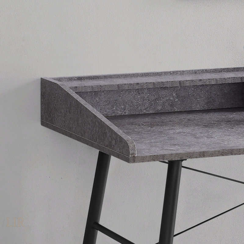 Bureau d'ordinateur contemporain en pierre gris avec tablettes de rangement et structure en métal noir, idéal pour le bureau à domicile et les espaces de travail modernes