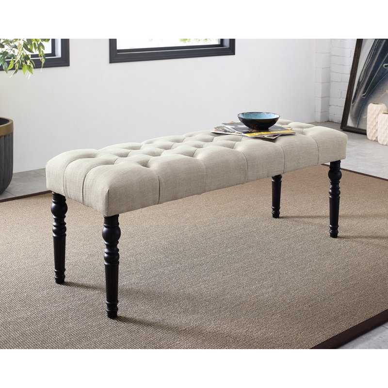 Banc de salle à manger en bois massif beige avec siège en tissu et pieds galbés, 122 cm (l) x 41 cm (p) x 50 cm (h). Assise capitonnée.