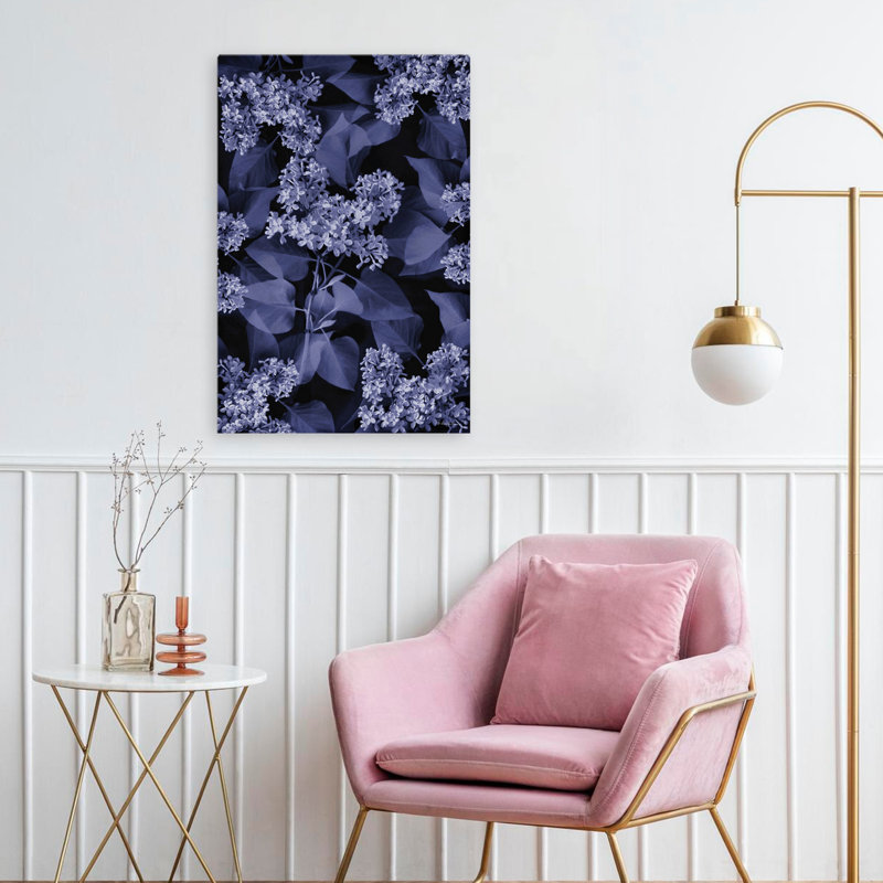 «Blooming In Indigo I» - art floral de lilas bleutés contemporain sur fond sombre, H 24 po x l 16 po