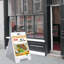 Panneau d'affichage sur trottoir