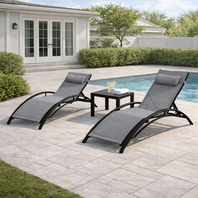 Ensemble de 3 chaises longues d'extérieur, chaises de patio inclinables avec table d'appoint, chaises de bronzage au bord de la piscine avec accoudoirs et appui-tête, mobilier d'extérieur toutes saisons pour cour, terrasse, gris