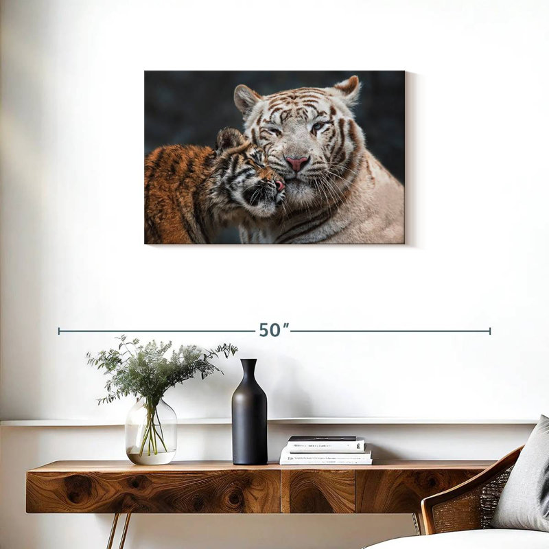 Tigre blanc et chaton Brampt, H 20 po x l 30 po