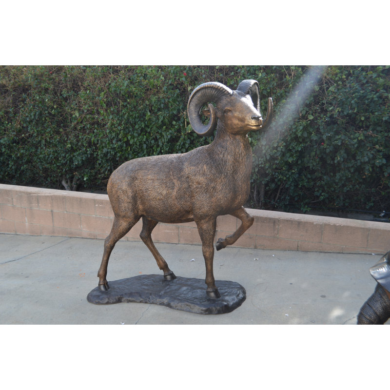 Statue géante en bronze à gros cornes de mouton - Taille: L 45 po x l 22 po x H 61 po.