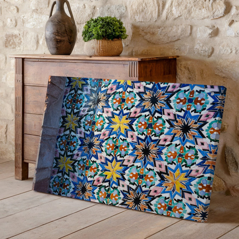 Toile d'un motif de tuiles marocaines vibrantes avec des formes géométriques complexes et des motifs d'art mural mettant en vedette une riche palette de couleurs sur toile