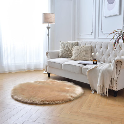 Tapis rond en fausse peau de mouton beige tissé à la machine Lianet