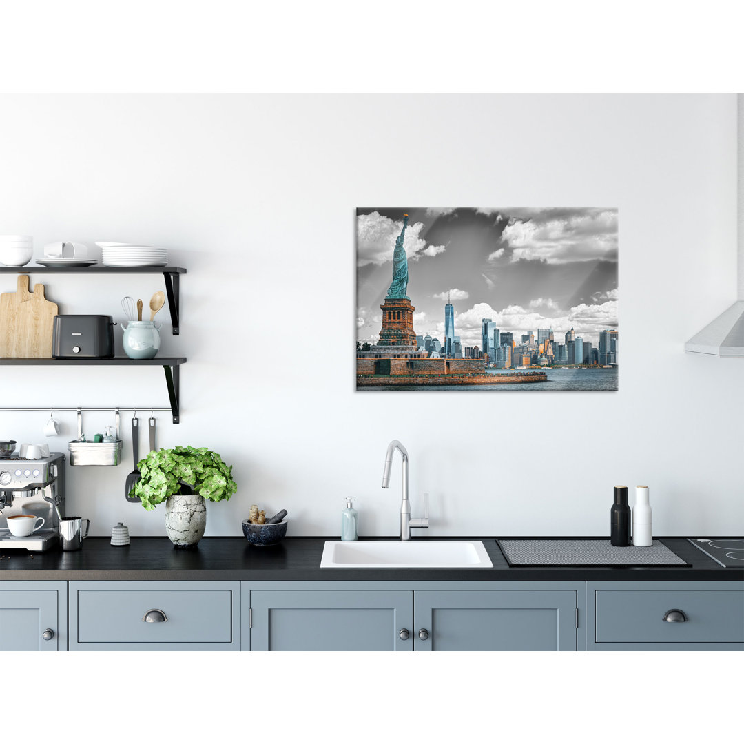 Glasbild Freiheitsstatue mit New Yorker Skyline