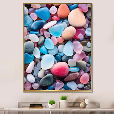 Turquoise et cailloux roses sur la plage - reproduction sur toile