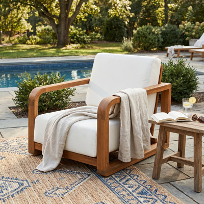 Chaise d'appoint de patio moderne Galvin avec coussin épais et structure en bois d'acacia
