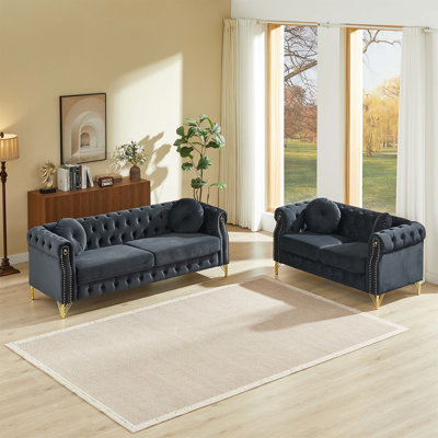 Canapé Chesterfield en velours avec coussins ronds, clous en cuivre, boutons touffetés, pieds en métal et boucles décoratives