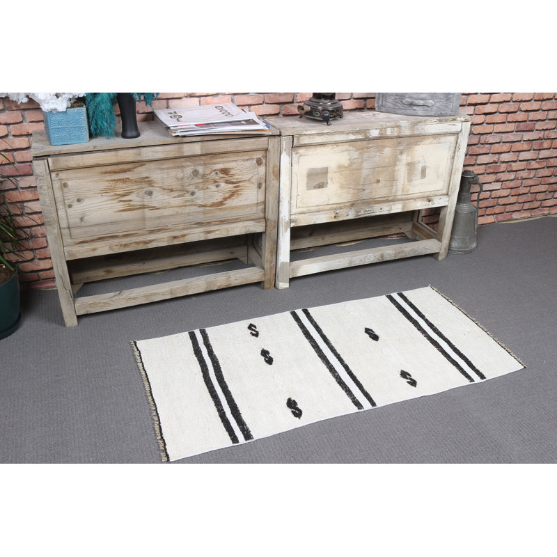 Tapis turc tissé à la main à tissage plat avec rayures et esthétique antique, parfait pour les vestibules en blanc