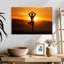 Silhouette de kerrick yoga au coucher du soleil-107867448