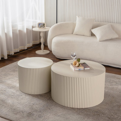 Ensemble de 2 tables basses gigognes beiges de conception tambour moderne à rayures ondulées, idéales pour le salon et l'espace