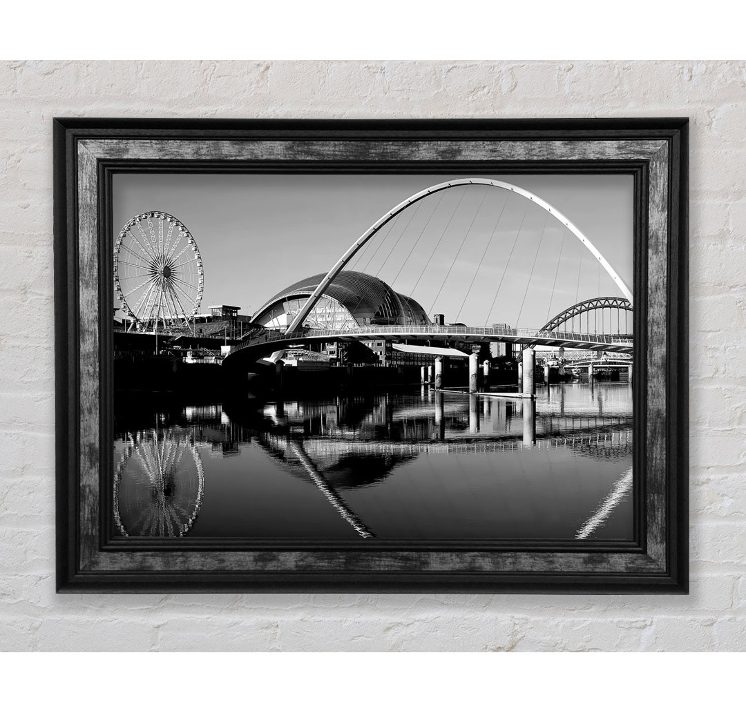 The City Of Fun Newcastle B N W - Einzelne Bilderrahmen Kunstdrucke