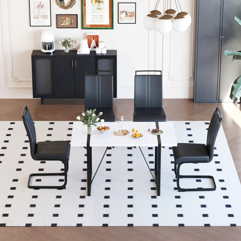 Ensemble de salle à manger 5 pièces de style industriel de campagne: table rectangulaire blanche en panneau de fibres à densité moyenne de 55 po et 4 chaises sans accoudoirs en polyuréthane, pieds en métal noir