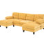 Spacieux salon en forme de U au centre de l'attention avec deux chaises longues, des poches de rangement et un rangement modulaire jaune sur deux côtés, pour les médias-274900064