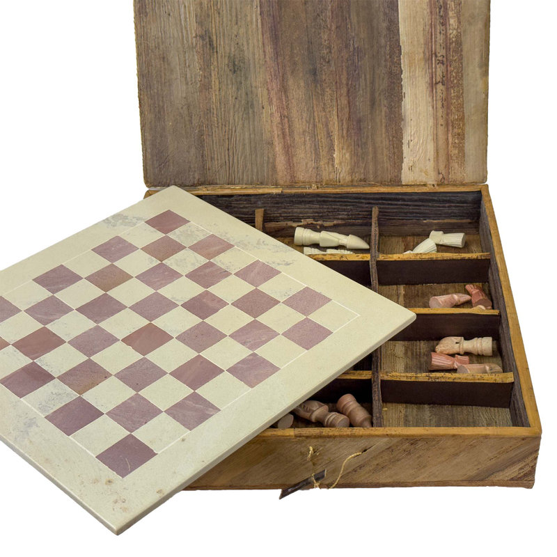 Jeu d'échecs blanc fait à la main