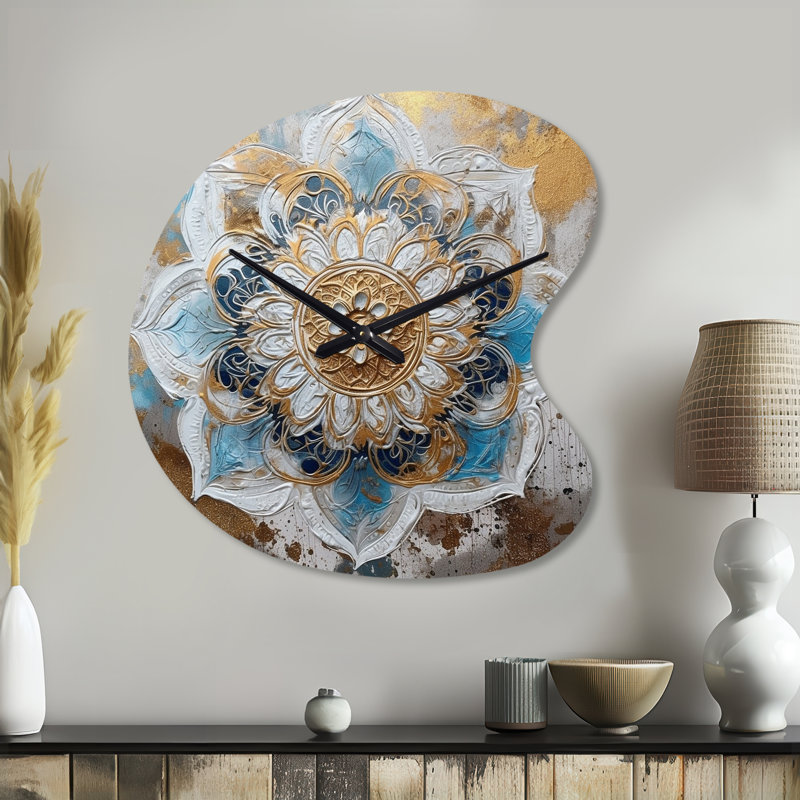 Horloge murale asymétrique en métal bleu et or Mandala I - Boho Mandala, Grand