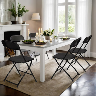 4 chaises pliantes en plastique noir PCS, chaises empilables commerciales portatives d'une capacité de 350 LB, intérieur extérieur pour mariage, fête et événements