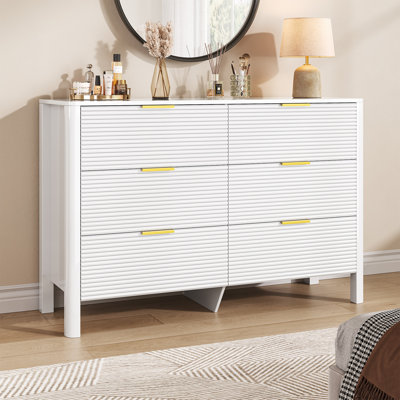 Commode 6 tiroirs cannelée, l 47,2 po lustrée avec poignées en métal doré, blanc
