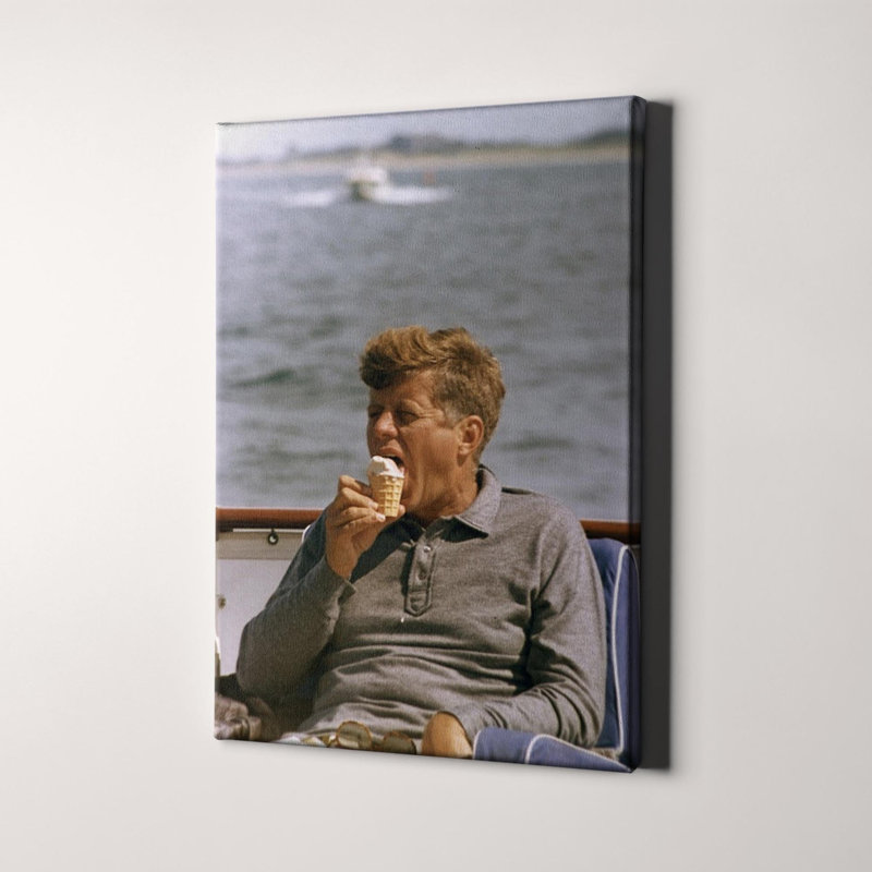 John F Kennedy (JFK) dégustant une glace