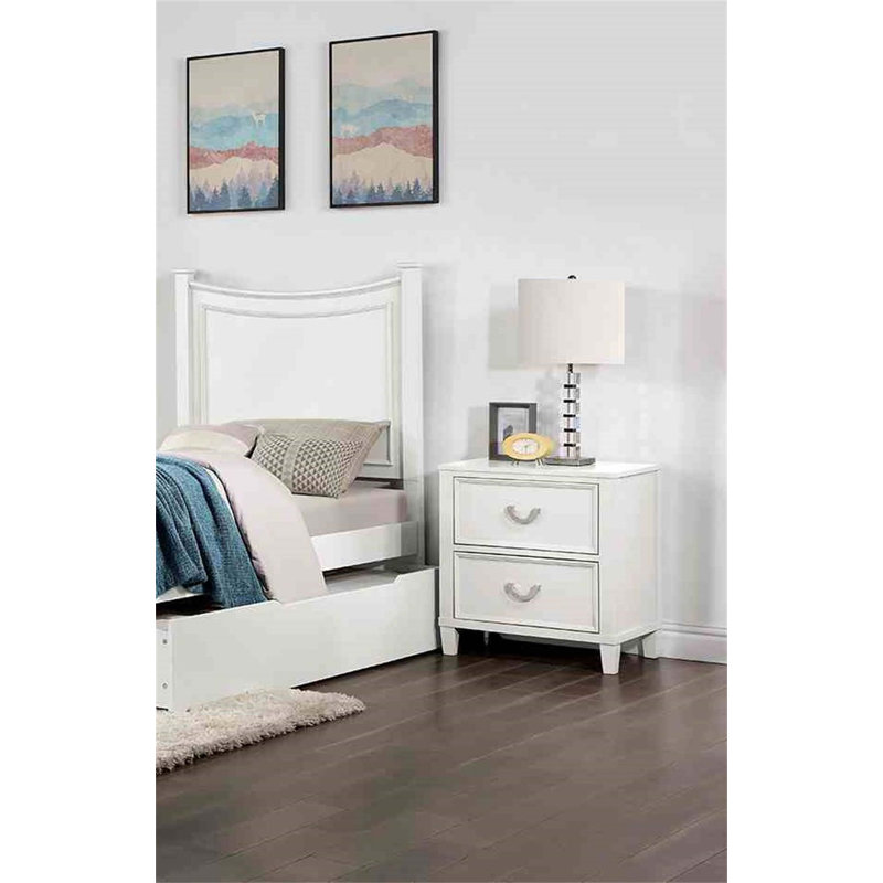 Table de chevet transitionnelle en bois massif avec tiroirs en queue d'aronde et poignées chromées, parfaite pour les chambres à coucher modernes et classiques