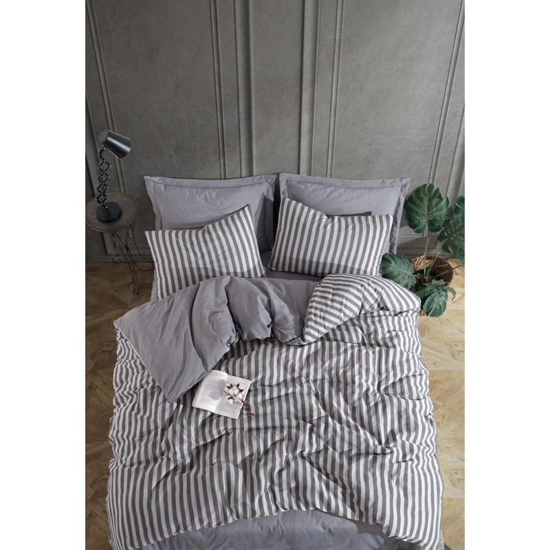Quiltisse Striped Bedspread with Pillowcases, Double Bedspread + 2 Standard Pillowcases, Beige