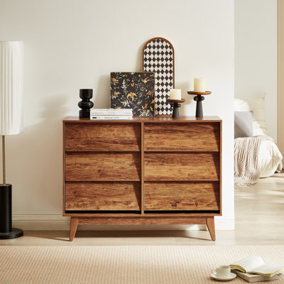 La commode double 6 tiroirs présente un design rétro et biseauté
