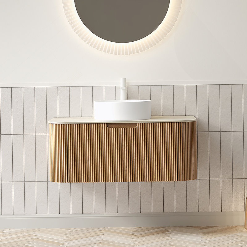 Meuble-lavabo flottant de 36 po avec rebord courbé, rangement en contreplaqué rayé, cuve en céramique blanche et plateau en pierre frittée