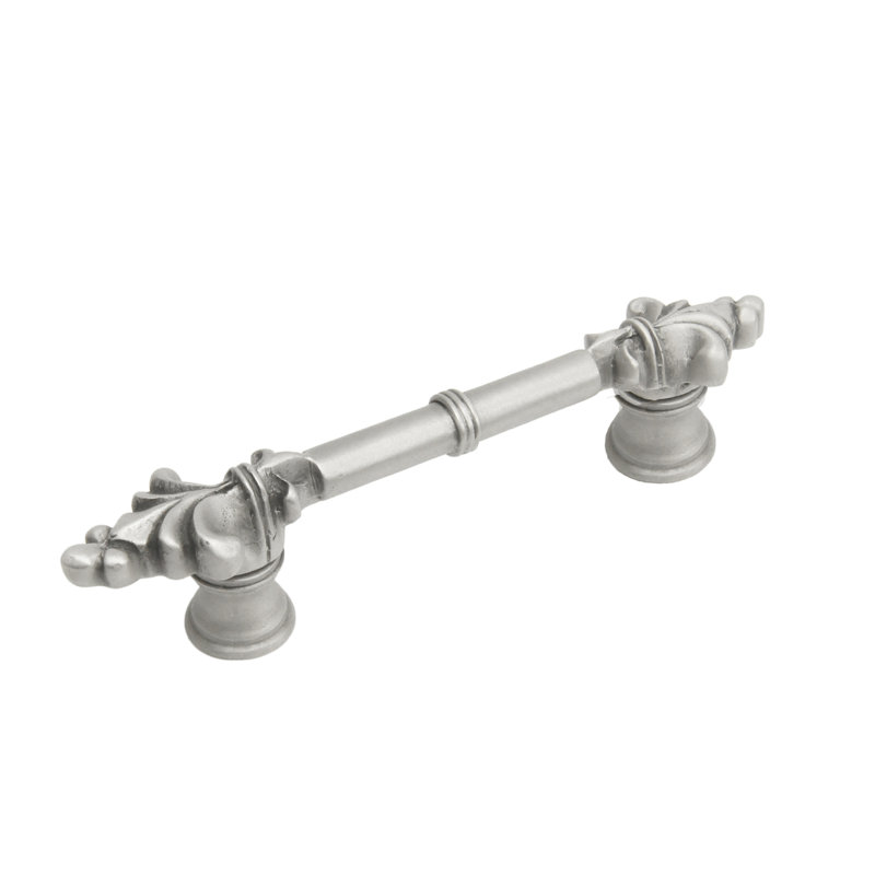Poignée classique Charl Allemagne avec petits fleur de lys aux extrémités, 3", Satin