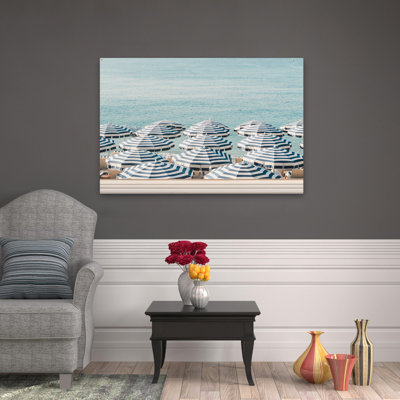Art numérique - Parasols de plage rayés - Coquillages côtiers et corail, photographie, réalisme, art de plage