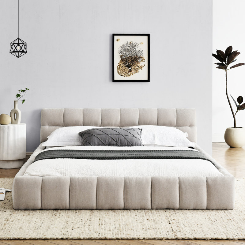 Grand lit en chenille beige avec base et tête de lit, sans sommier tapissier dans la chambre à coucher, Beige