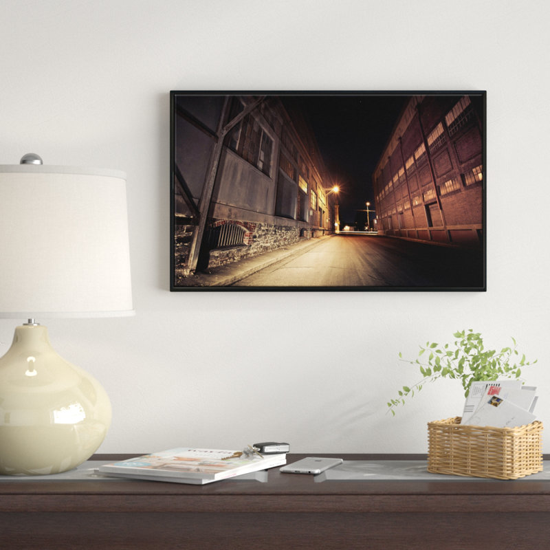«Old Road and Buildings», reproduction de photo sur toile tendue encadrée, H 20 po x l 40 po x P 1 po, Toile tendue