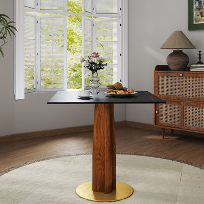 Table moderne avec pieds en bois pour la salle à manger