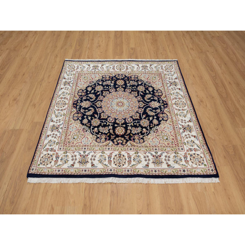 Tapis carré de 5 pi x 5 pi bleu nuit, laine et soie, noué à la main avec motif médaillon central Nain, 250 KPSI, tapis oriental