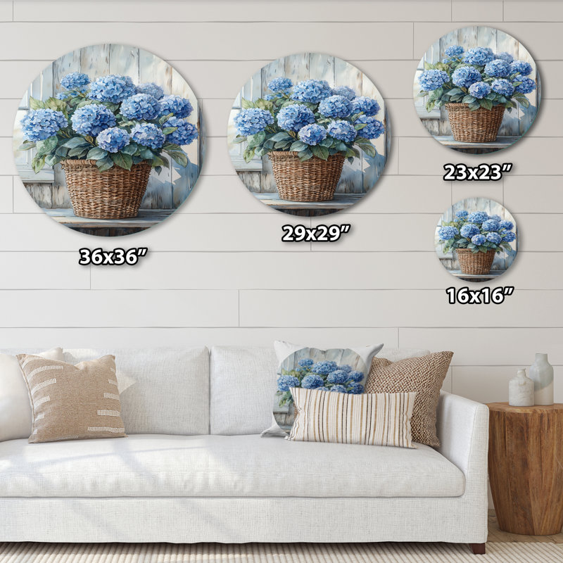 Hortensias dans un panier de ferme I - hydrangées rondes, impression murale en métal bleu traditionnel, H 36 po x l 36 po