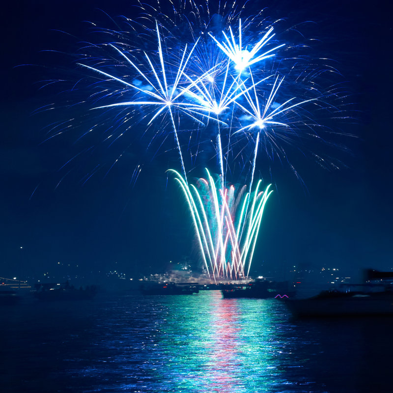 «Colorful Fireworks» par Dovapi, reproduction sur toile tendue, L 36 po x H 36 po