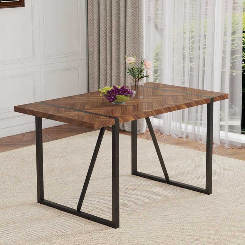 Une table de salle à manger rectangulaire rétro minimaliste avec un dessus spécialement texturé et des pieds en métal. Plateau de table contemporain en bois aggloméré minimaliste en bois foncé texturé. Capable de donner aux gens une beauté visue