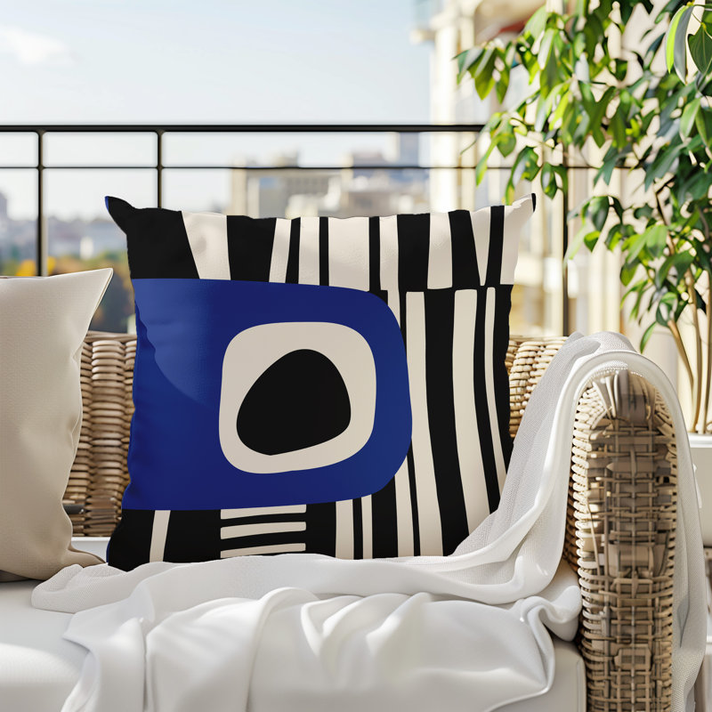 Oreiller carré réversible intérieur / extérieur Jina, Bleu marine / noir / blanc cassé abstrait, H 15 po x l 15 po
