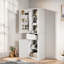 Grande armoire de rangement pour salle de bain avec deux portes de taille différente et une tablette réglable, des tablettes de porte et un tiroir
