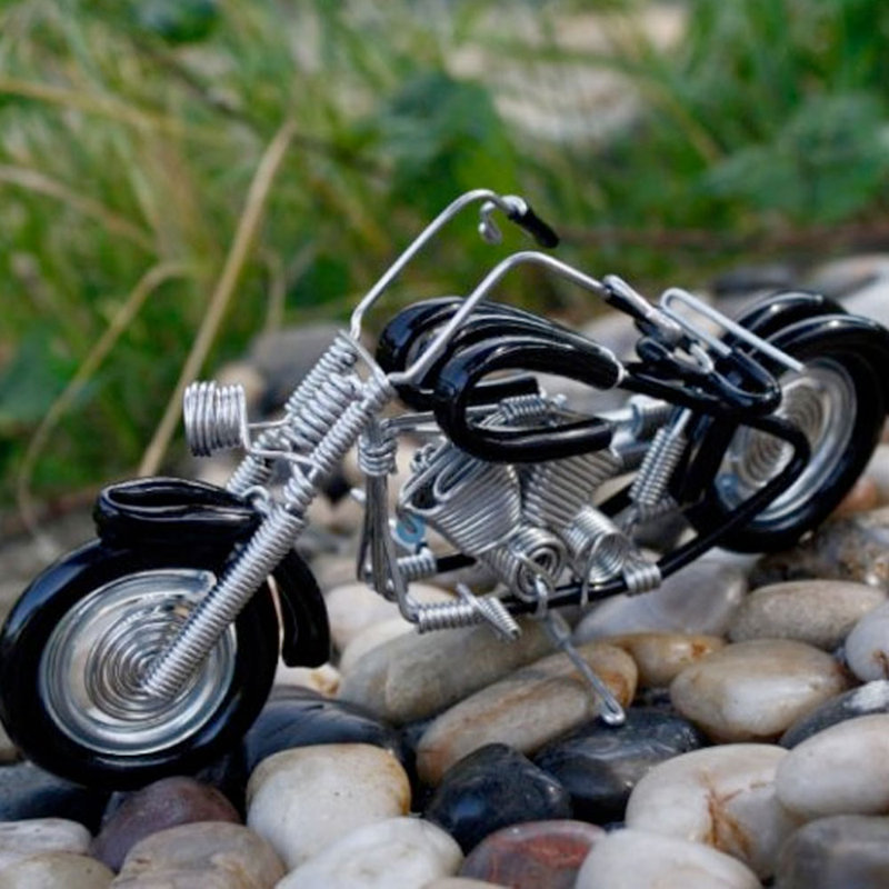 Modèle de motocyclette en fil d’art