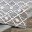 Tapis ivoire / denim touffeté à la main Huynh-1204874160