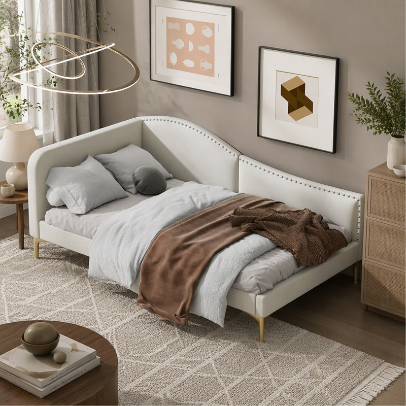 Lit de jour simple rembourré avec tête de lit et accoudoirs, pieds de soutien, beige