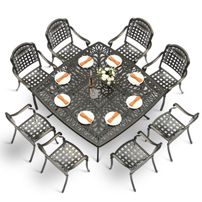 L'ensemble de salle à manger d'extérieur 9 pièces Bloomsbury Market, l'ensemble de mobilier de patio rétro en aluminium coulé pour 8 personnes, comprend une grande table carrée de 63,98 po et 8 chaises avec trou pour parasol